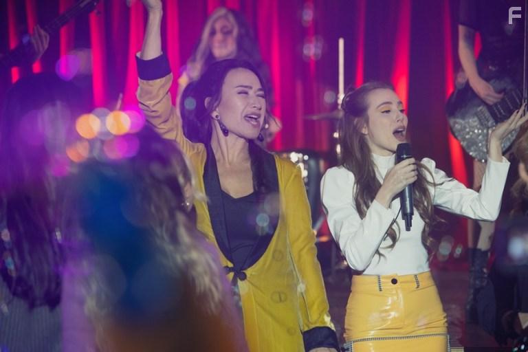 Demet Akbag and Elin Sangu in 9 Kere Leyla (2020)