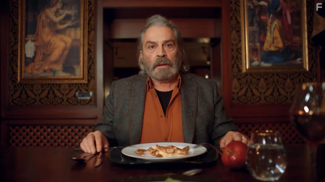 Haluk Bilginer in 9 Kere Leyla (2020)