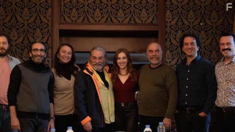 Ezel Akay, Demet Akbag, Haluk Bilginer, Emre Kivilcim, Firat Tanis, Alican Ycesoy, Elin Sangu, and Ihsan Ceylan in 9 Kere Leyla (2020)