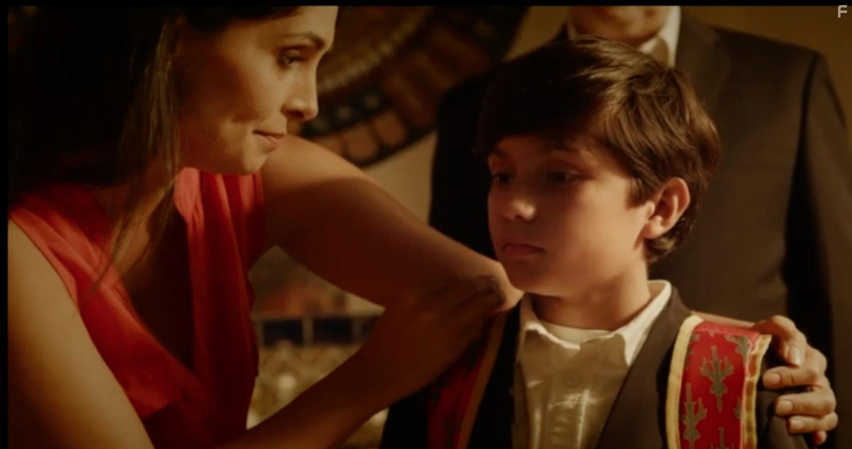 Lorena Enrquez and Sebastin Cano in El Contratista (2018)