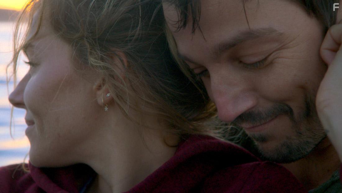 Diego Luna and Sienna Miller in Wander Darkly (2020)