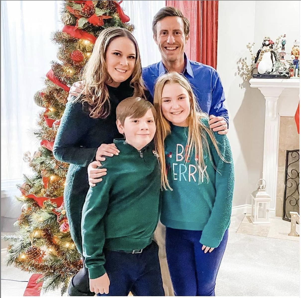 Lily Bowen, Ethan Mathias, Erin Bethea, and Jason Burkey in Miracle on Christmas (2020)