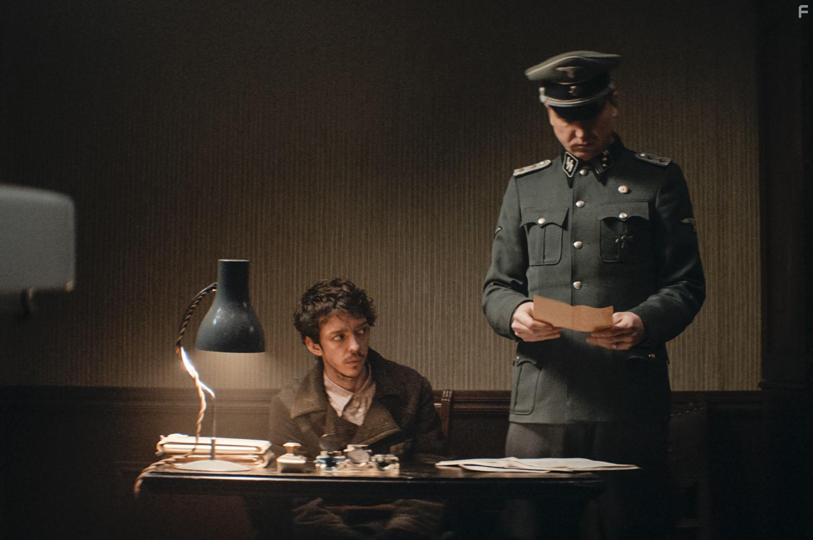 Nahuel Prez Biscayart and Lars Eidinger in Persian Lessons (2020)