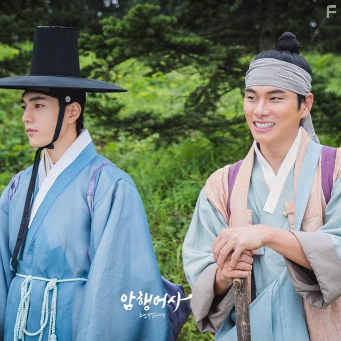 Myung-Soo Kim and Yi-Kyeong Lee in Amhaengeosa (2020)