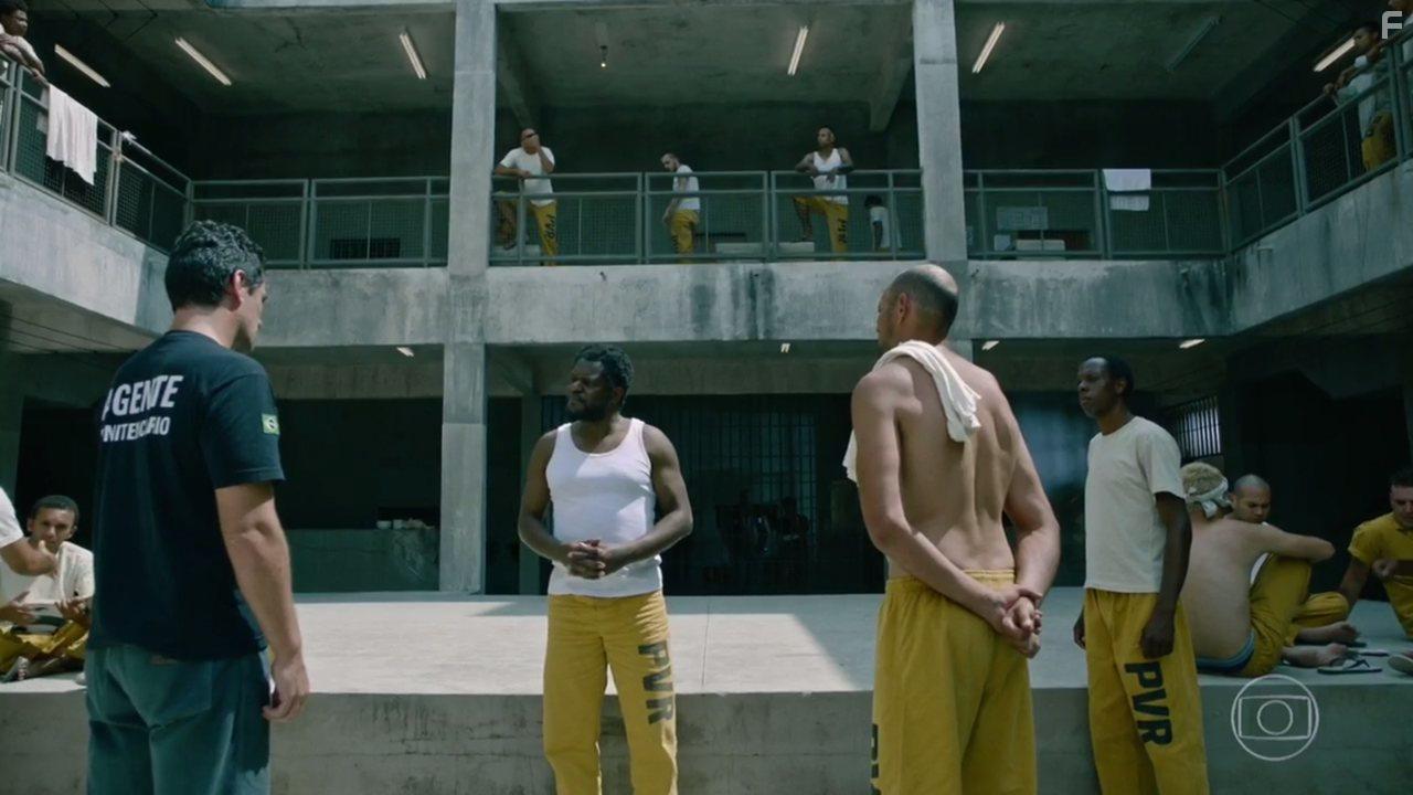 Rodrigo Lombardi and Bukassa Kabengele in Carcereiros (2017)