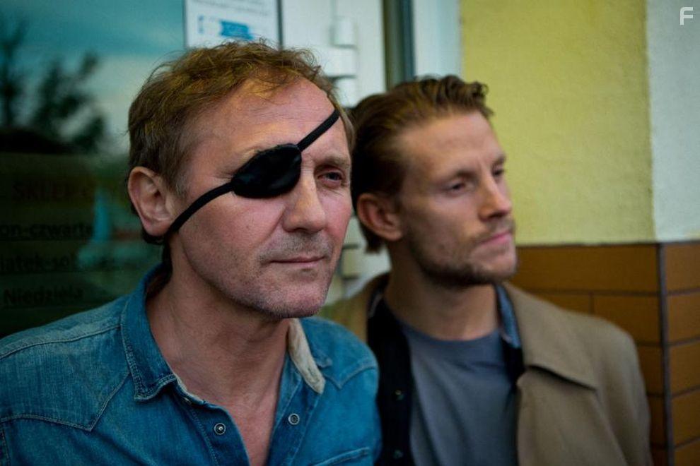 Andrzej Chyra and Sebastian Fabijanski in Mowa ptakw (2019)