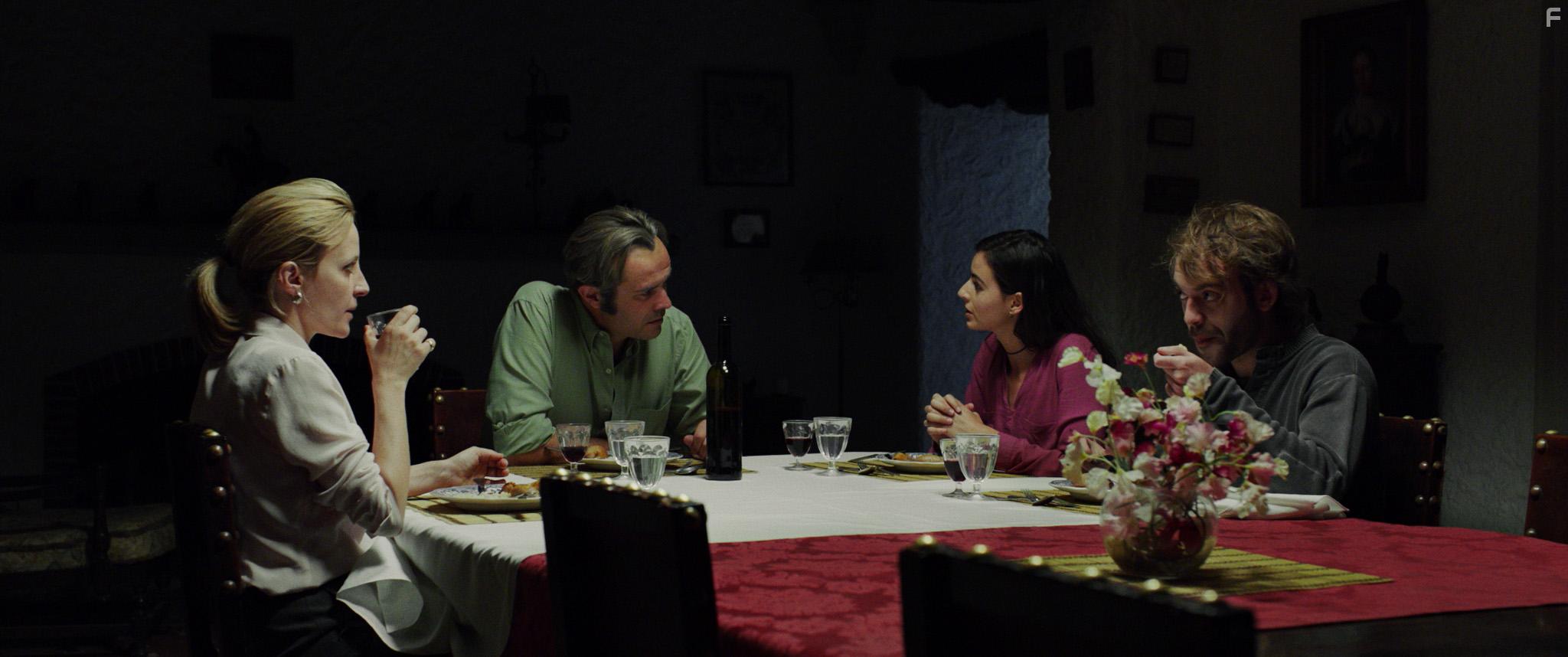 Sandra Faleiro, Albano Jernimo, Beatriz Brs, and Joo Pedro Mamede in A Herdade (2019)