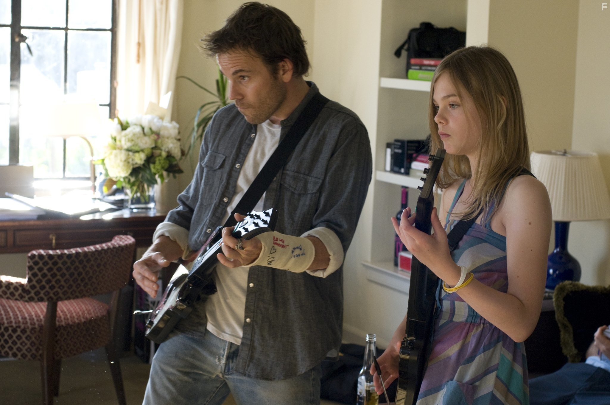 Stephen Dorff and Elle Fanning in Где-то (2010)