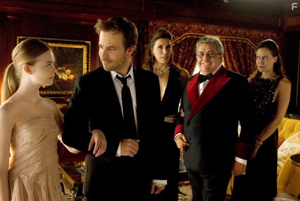 Stephen Dorff and Elle Fanning in Где-то (2010)