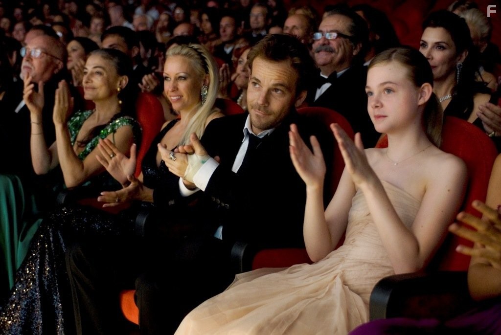 Stephen Dorff and Elle Fanning in Где-то (2010)