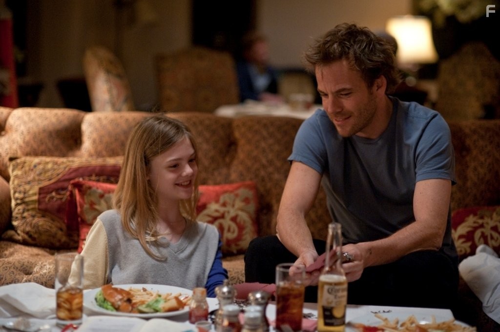 Stephen Dorff and Elle Fanning in Где-то (2010)