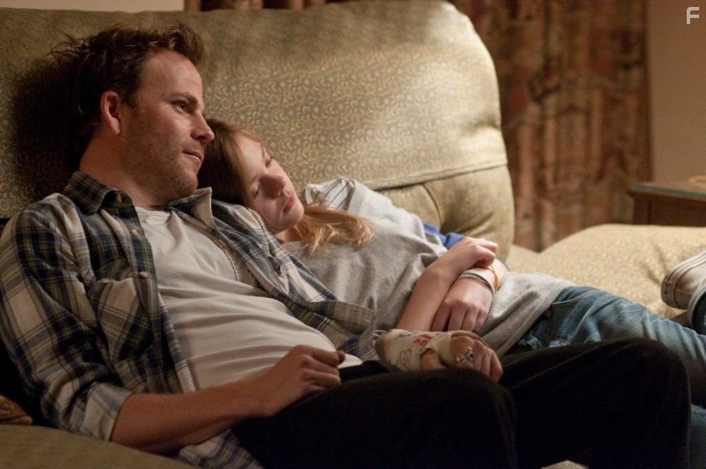 Stephen Dorff and Elle Fanning in Где-то (2010)