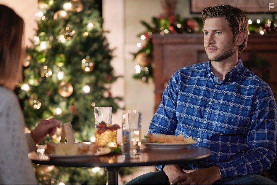 Rachael Leigh Cook and Greyston Holt in Cross Country Christmas (2020)