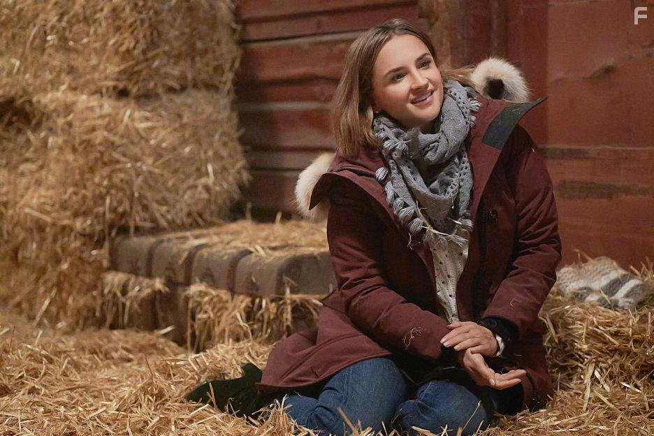 Rachael Leigh Cook in Cross Country Christmas (2020)
