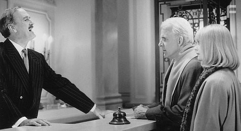 John Cleese, Steve Martin, and Goldie Hawn in Приезжие (1999)
