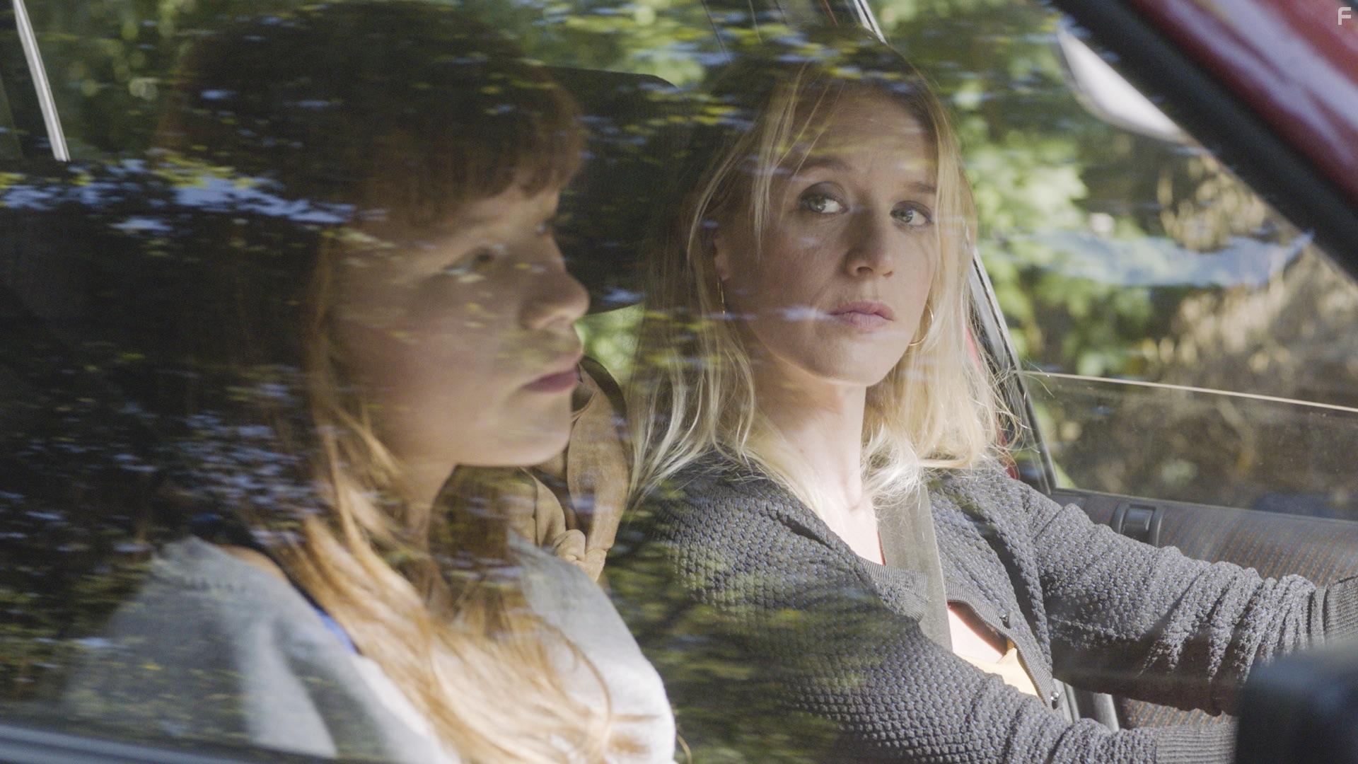 Ludivine Sagnier and Lonie Souchaud in La fort de mon pre (2019)