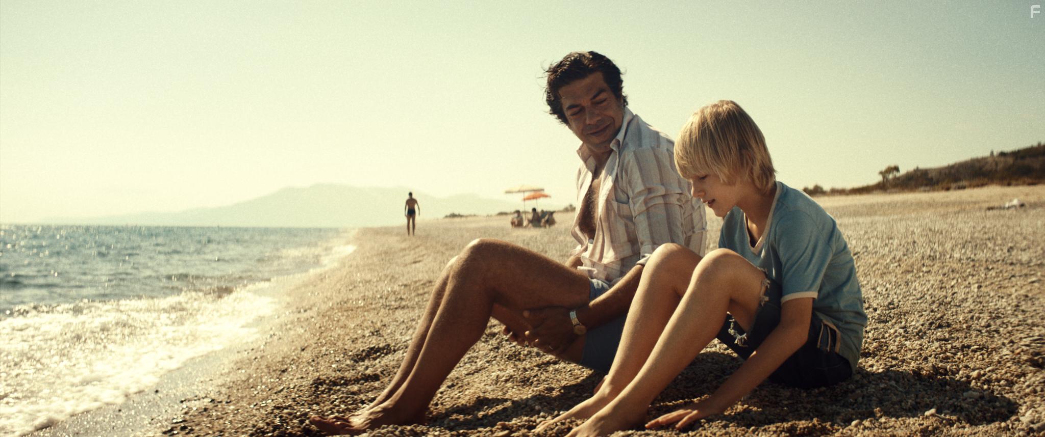 Pierfrancesco Favino and Mattia Garaci in Padrenostro (2020)