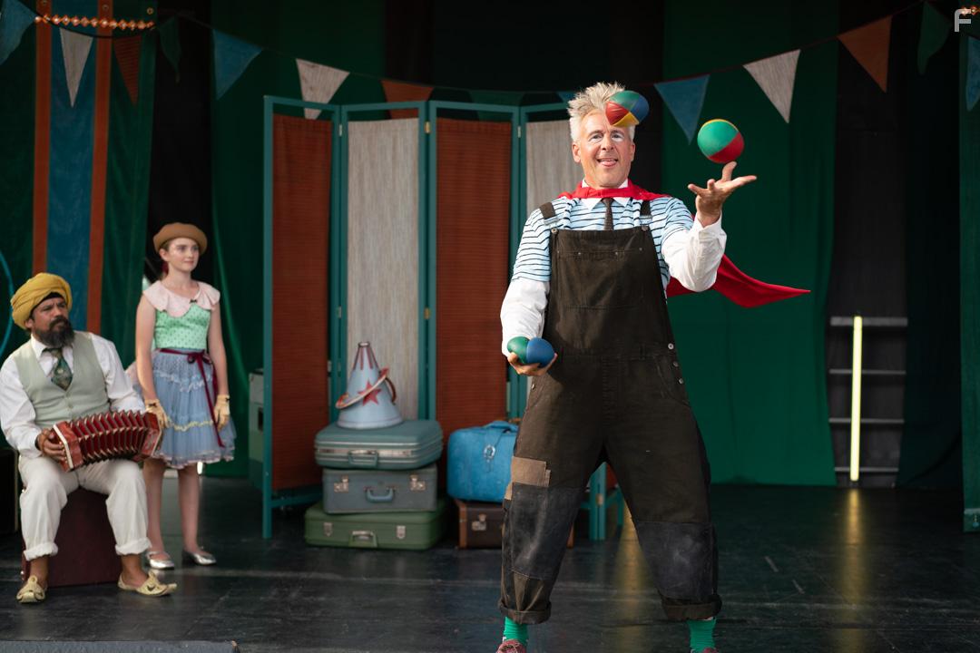 Robin Aubert, Patrick Huard, and Jasmine Leme in Mon cirque  moi (2020)