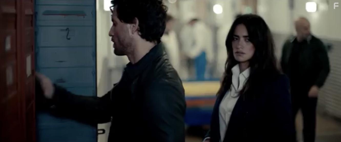 Penlope Cruz and Edgar Ramrez in The 355 (2022)