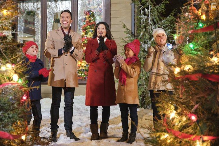 Katrina Law, Carlo Marks, Islie Hirvonen, Anthony Bolognese, and Madeline Hirvonen in Christmas with the Darlings (2020)