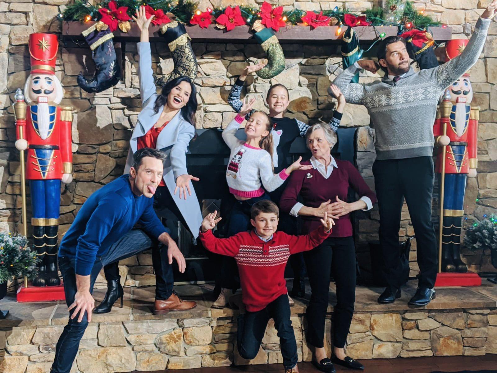 Steve Bacic, Katrina Law, Brenda Matthews, Carlo Marks, Islie Hirvonen, Anthony Bolognese, and Madeline Hirvonen in Christmas with the Darlings (2020)