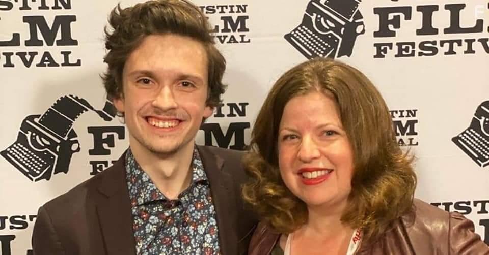 Liam Booth, agent Laura Maxwell-Scott - Austin priemere "Yellow Rose"