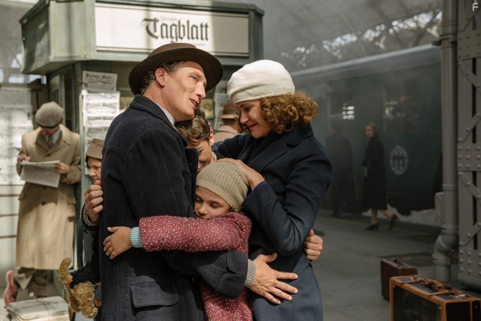 Oliver Masucci, Carla Juri, and Riva Krymalowski in Als Hitler das rosa Kaninchen stahl (2019)