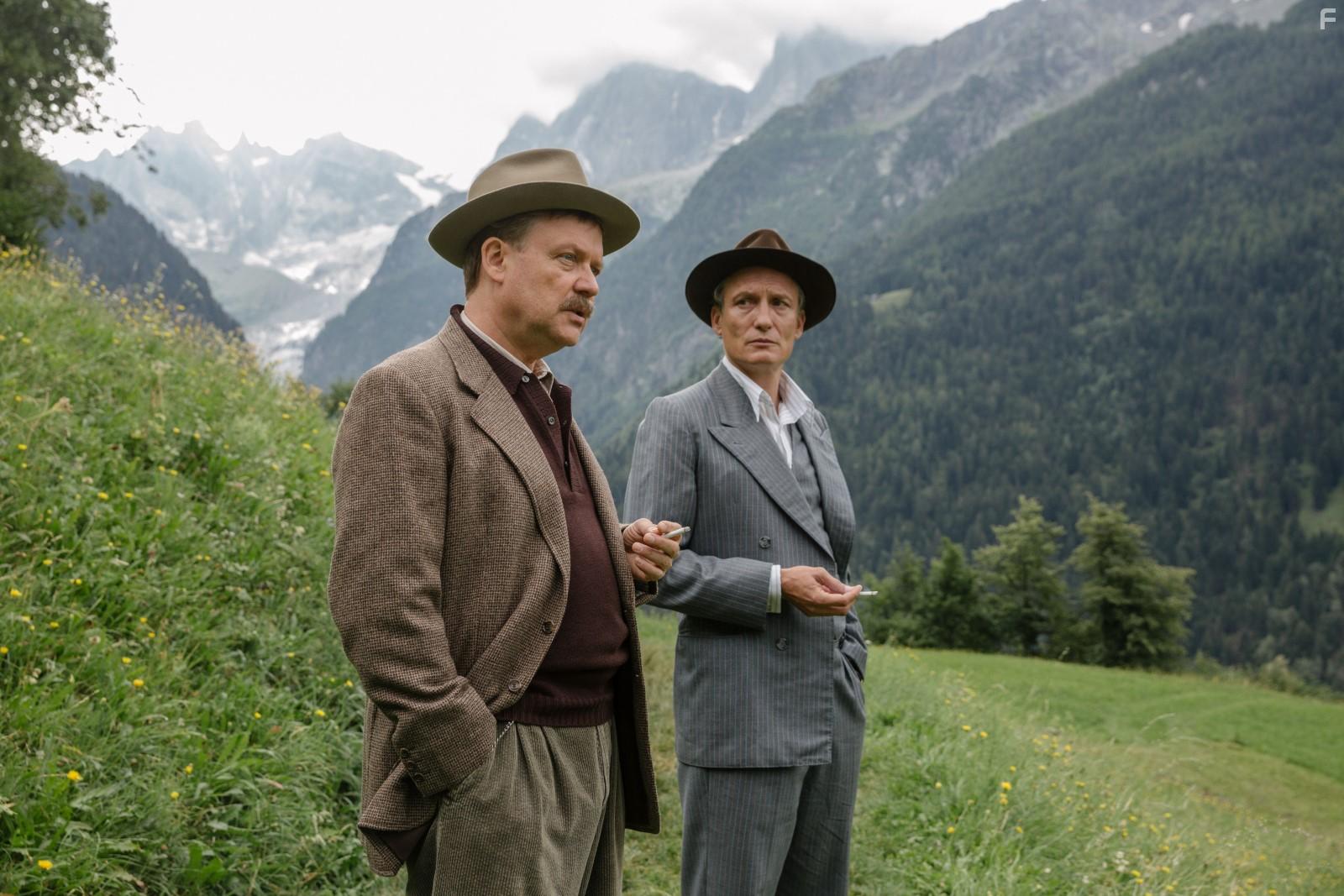 Justus von Dohnnyi and Oliver Masucci in Als Hitler das rosa Kaninchen stahl (2019)