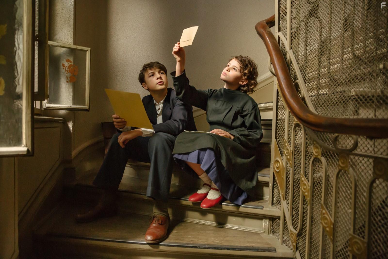 Marinus Hohmann and Riva Krymalowski in Als Hitler das rosa Kaninchen stahl (2019)