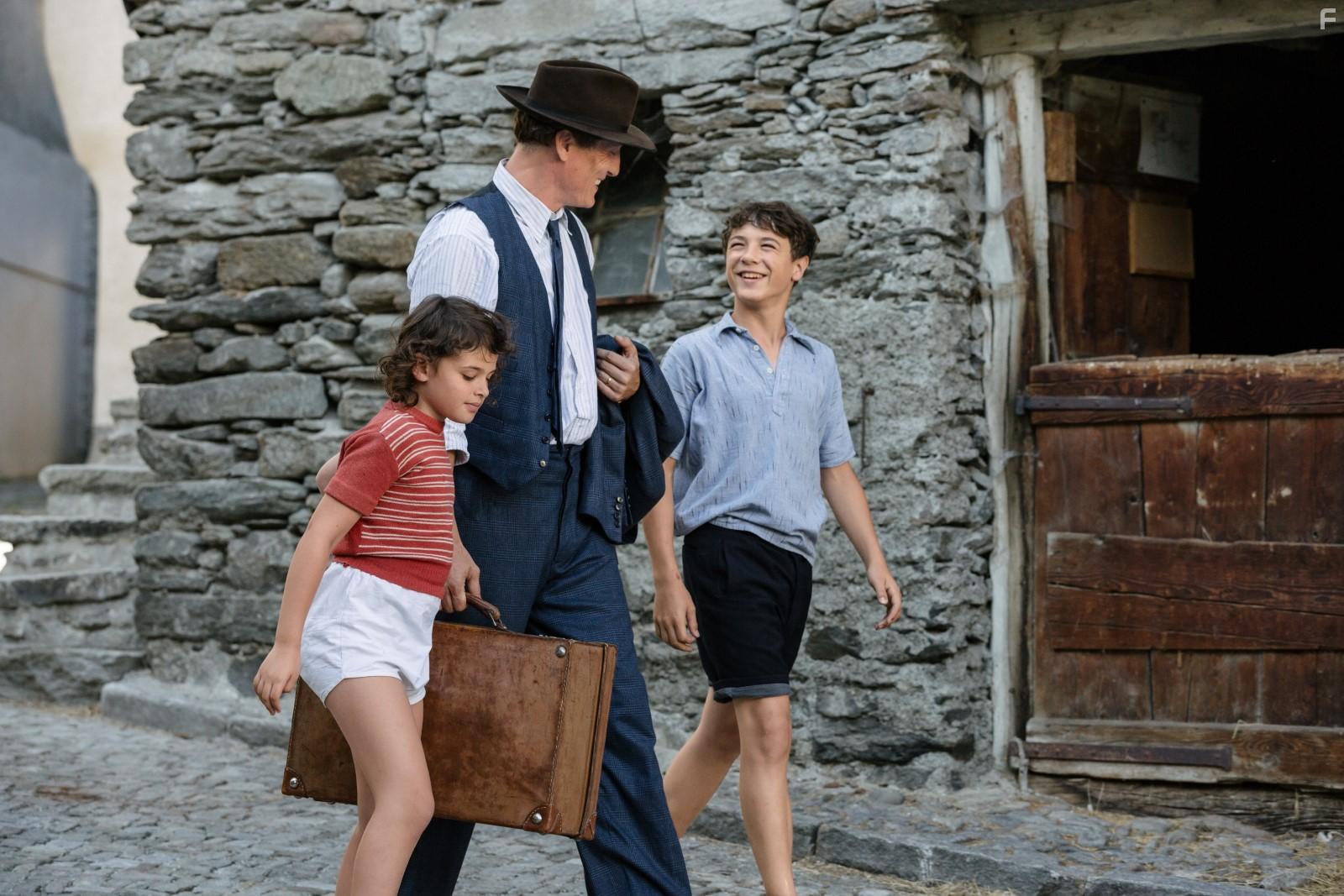Oliver Masucci, Marinus Hohmann, and Riva Krymalowski in Als Hitler das rosa Kaninchen stahl (2019)