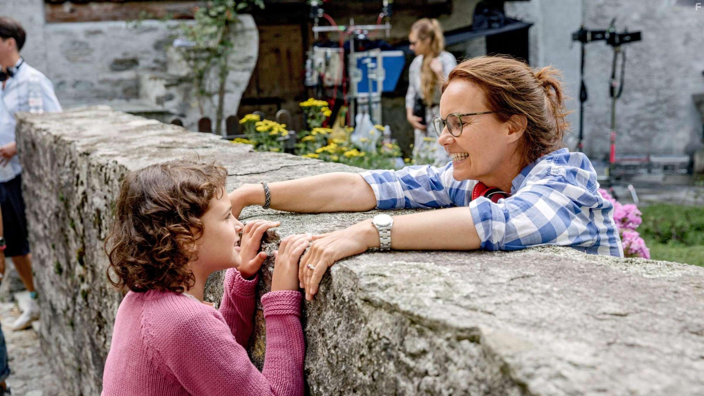 Caroline Link and Riva Krymalowski in Als Hitler das rosa Kaninchen stahl (2019)