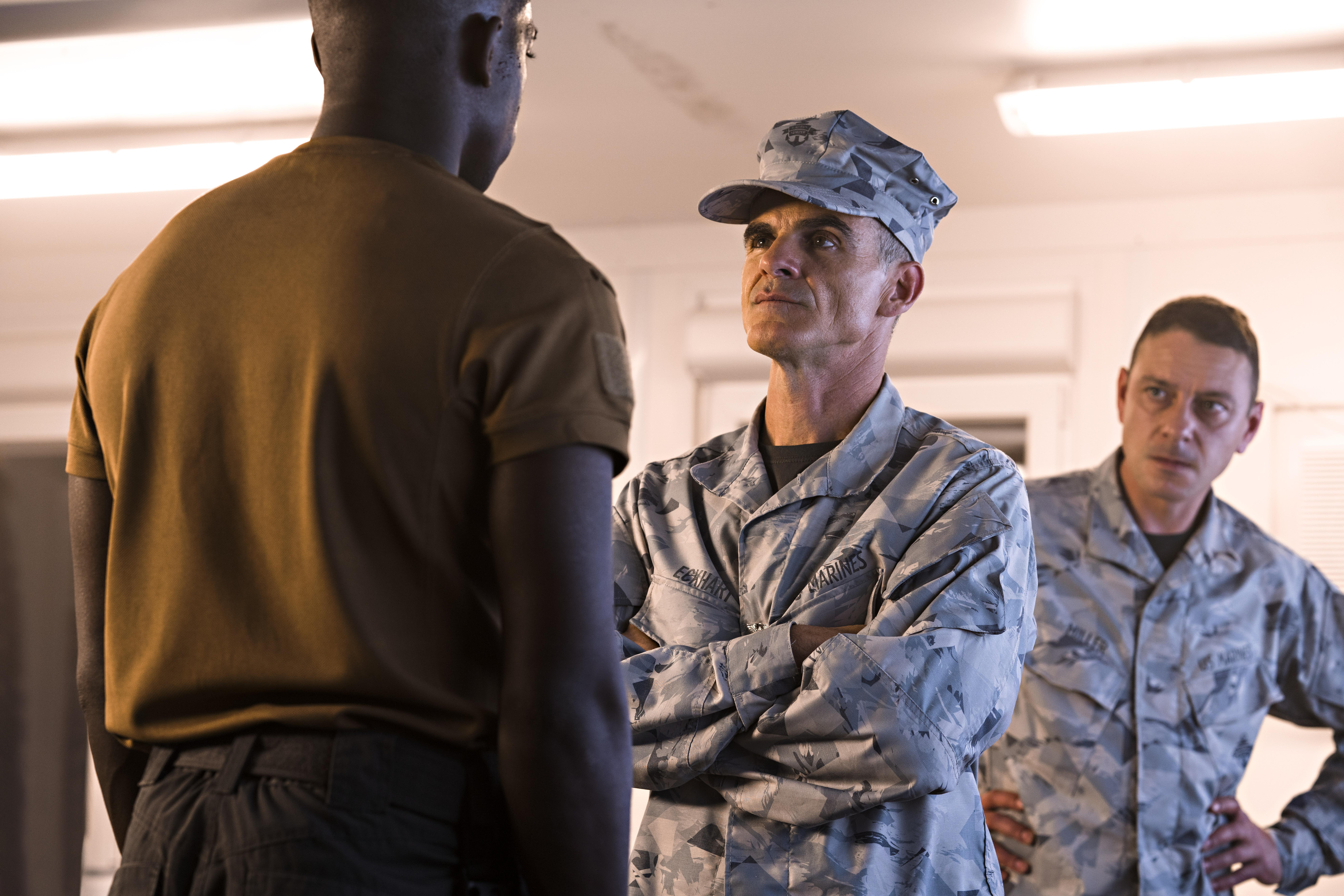 Michael Kelly and Damson Idris in Outside the Wire (2021)