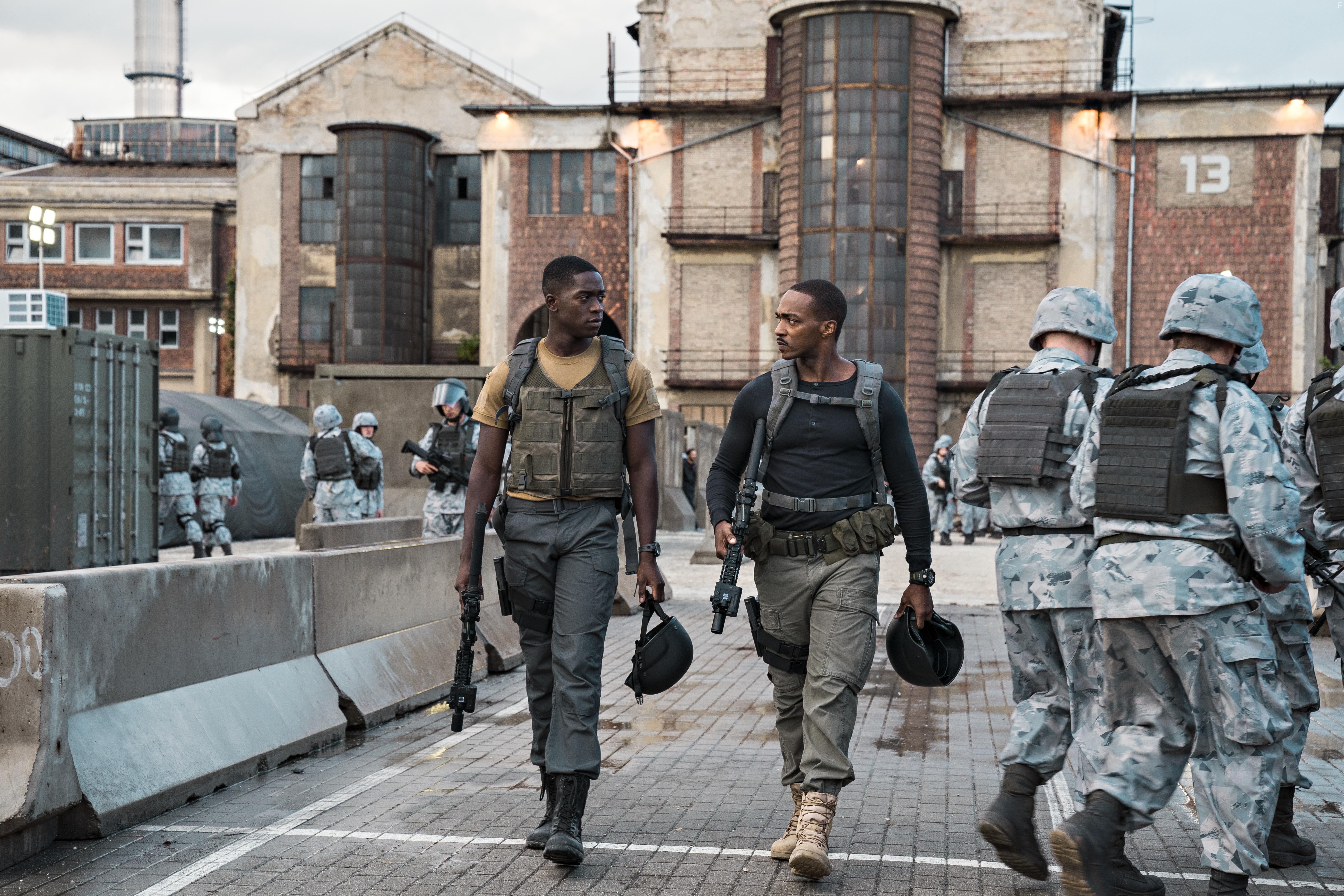 Anthony Mackie and Damson Idris in Outside the Wire (2021)