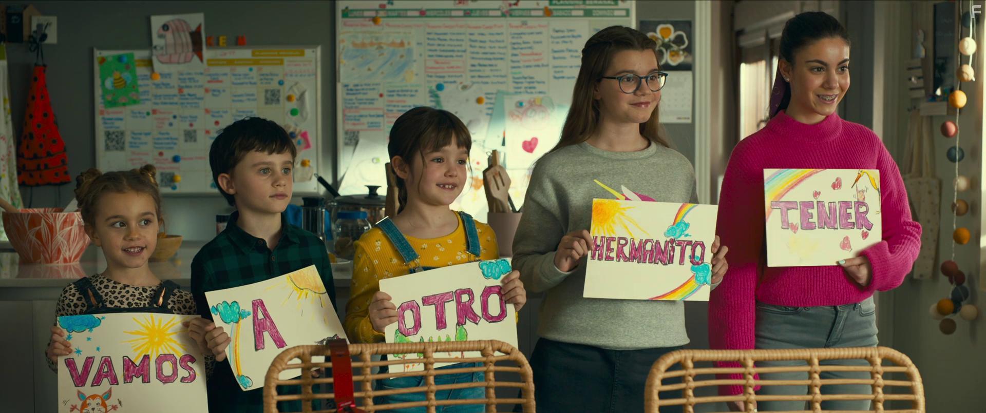 Carlos Gonzlez Morolln, Martina Valeria de Antioqua, Sirena Segura, Calma Segura, and Luna Fulgencio in Padre no hay ms que uno 2: La llegada de la suegra (2020)