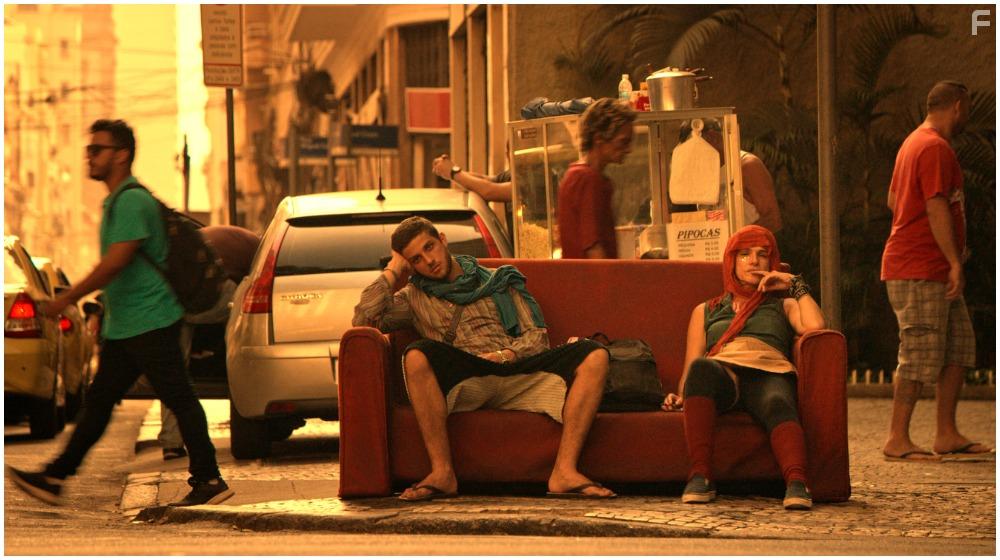 Ingrid Guimares and Chay Suede in Sof (2019)