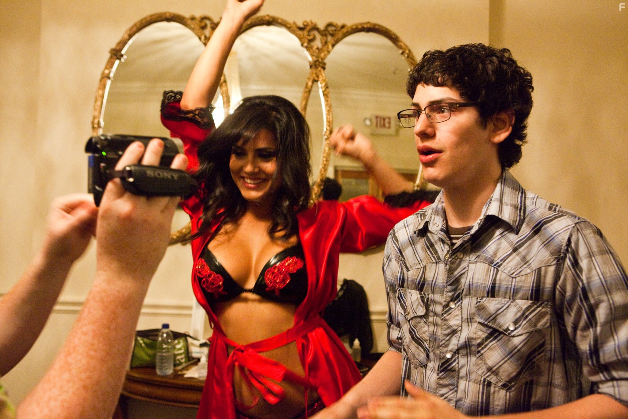 Sunny Leone and Matt Bennett in Удар по девственности (2010)