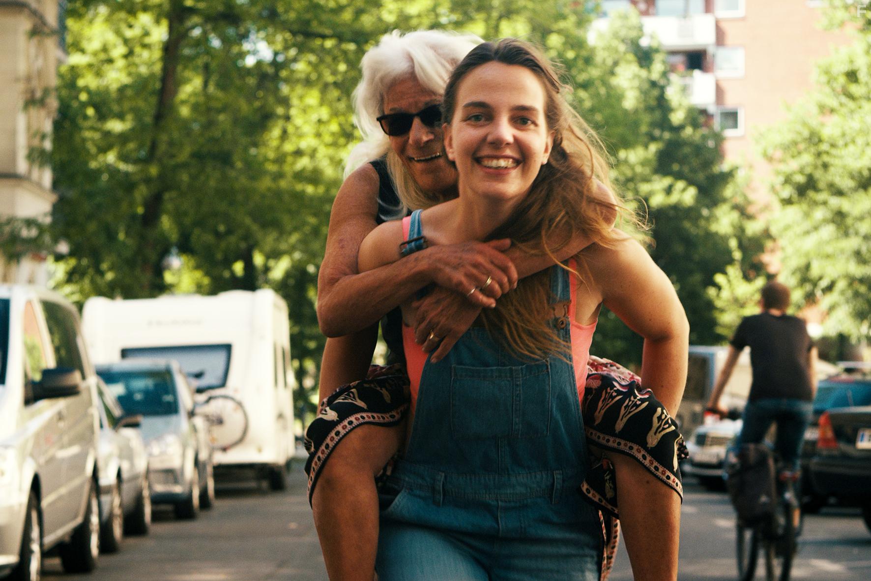 Kara Schrder and Ahuva Sommerfeld in Frau Stern (2019)