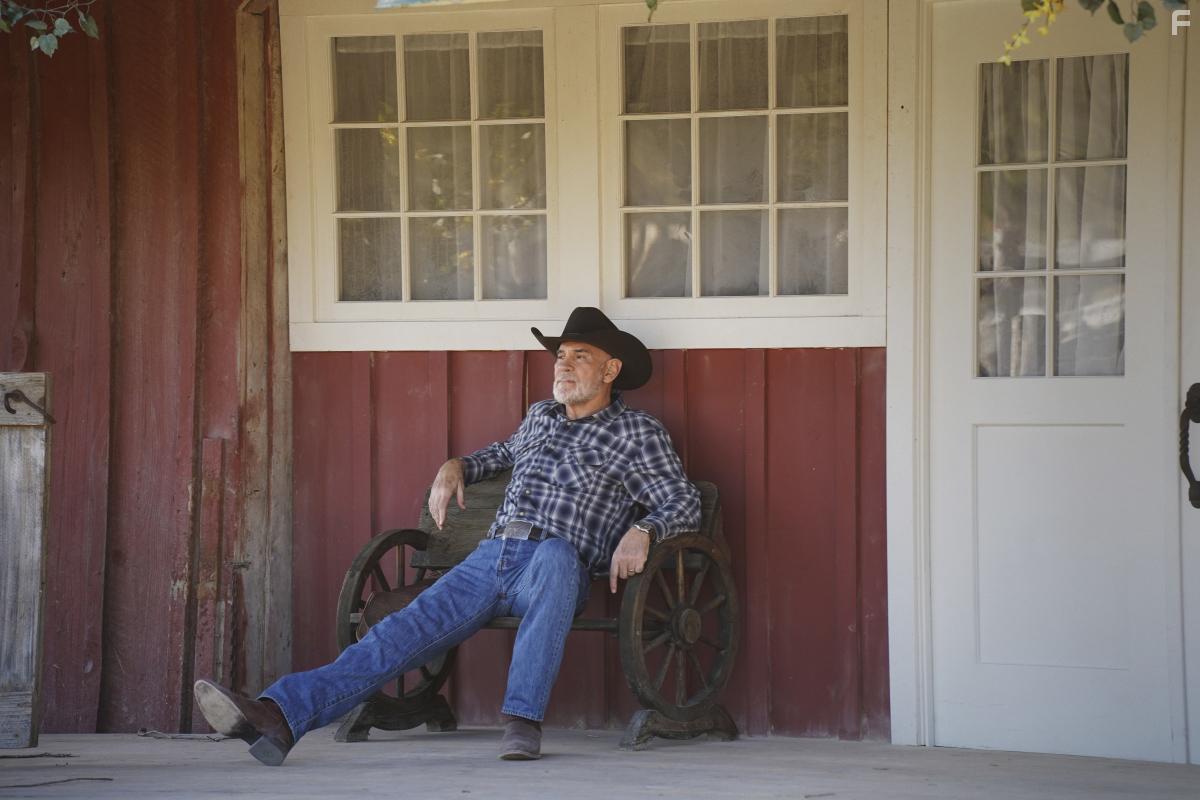 Mitch Pileggi in Walker (2021)