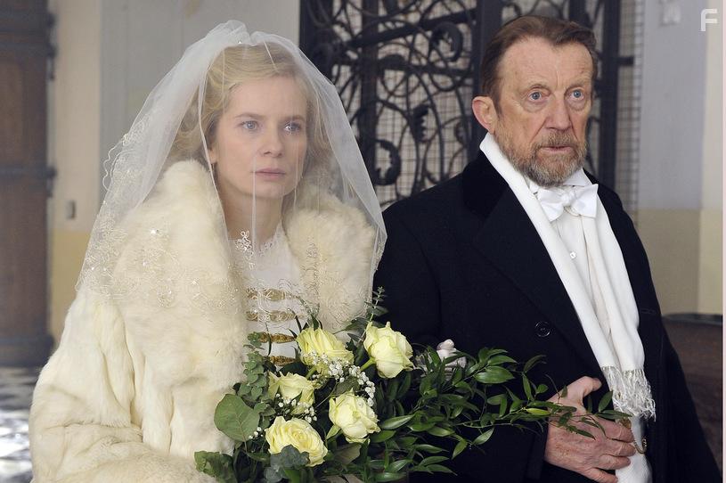 Magdalena Cielecka and Olaf Lubaszenko in Belle Epoque (2017)