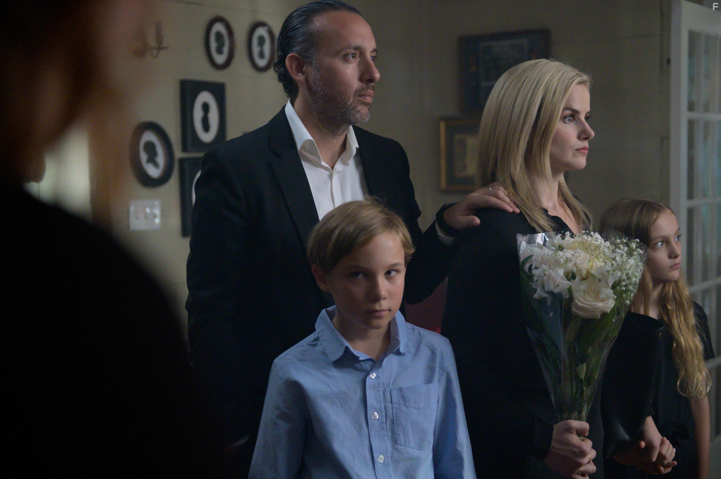 Seth Michaels, Amelie McLain, Lauren Buglioli, and Corin Scialabba in Transference (2020)