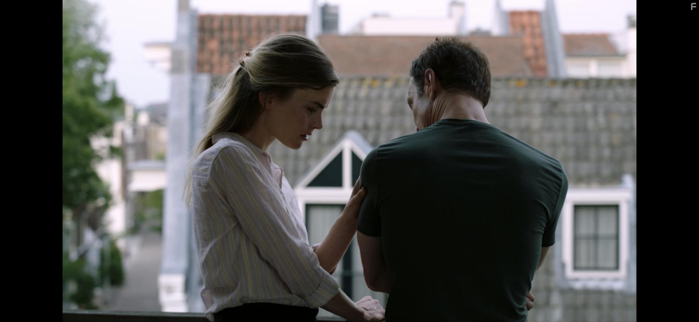 Hannes Jaenicke and Hannah Hoekstra in Der Amsterdam Krimi: Tod im Hafenbecken (2020)