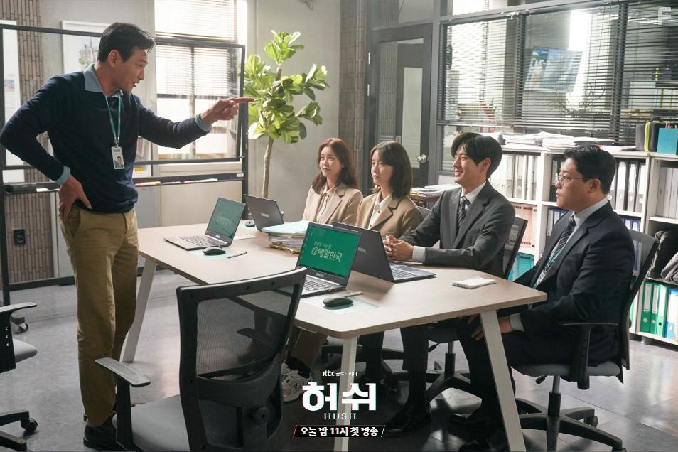 Hwang Jung-min, Lee Seung-Woo, Im Sung-Jae, Im Yoon-ah, and Soo-jin Kyung in Heoswi (2020)