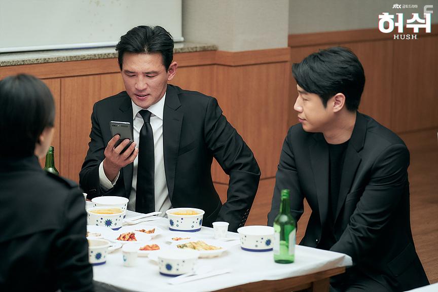 Hwang Jung-min and Joon-Won Jung in Heoswi (2020)