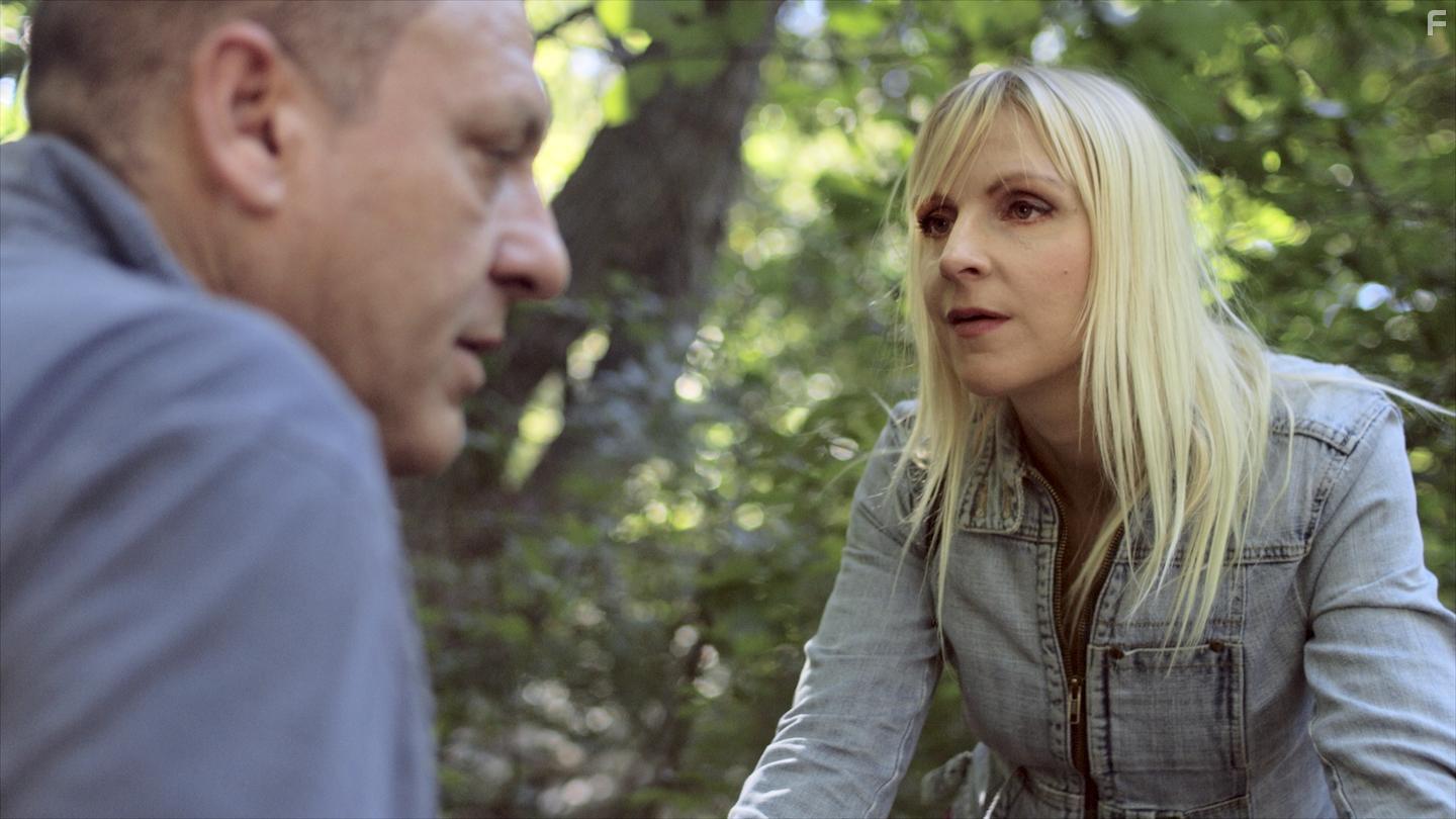 Anna trying to convince Tom to trespass