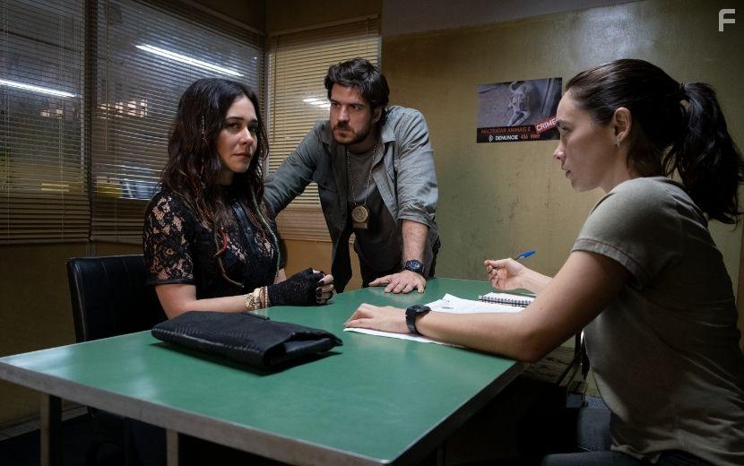 Alessandra Negrini and Marco Pigossi in Cidade Invisvel (2021)