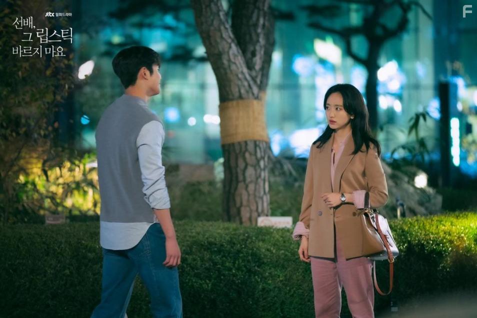 Ro-Woon Kim and Jin-ah Won in Sunbae, Geu Libseutik Bareujimayo (2021)