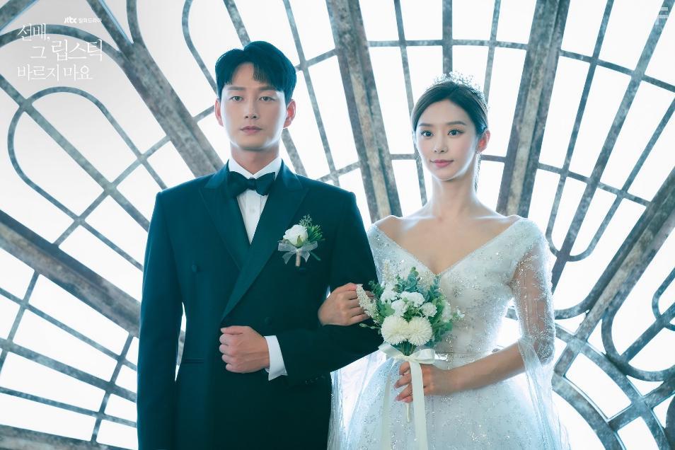 Joo-Bin Lee and Hyun-Wook Lee in Sunbae, Geu Libseutik Bareujimayo (2021)