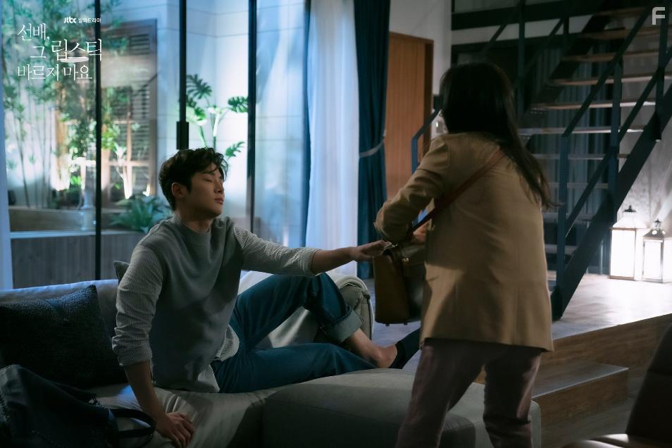 Ro-Woon Kim and Jin-ah Won in Sunbae, Geu Libseutik Bareujimayo (2021)