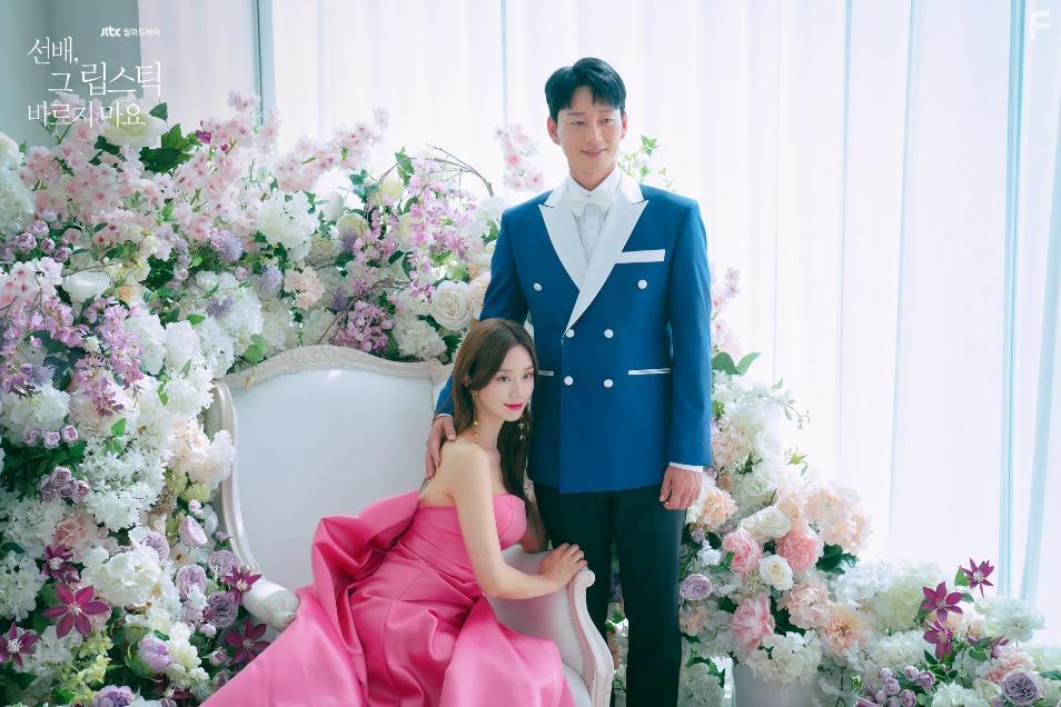 Joo-Bin Lee and Hyun-Wook Lee in Sunbae, Geu Libseutik Bareujimayo (2021)