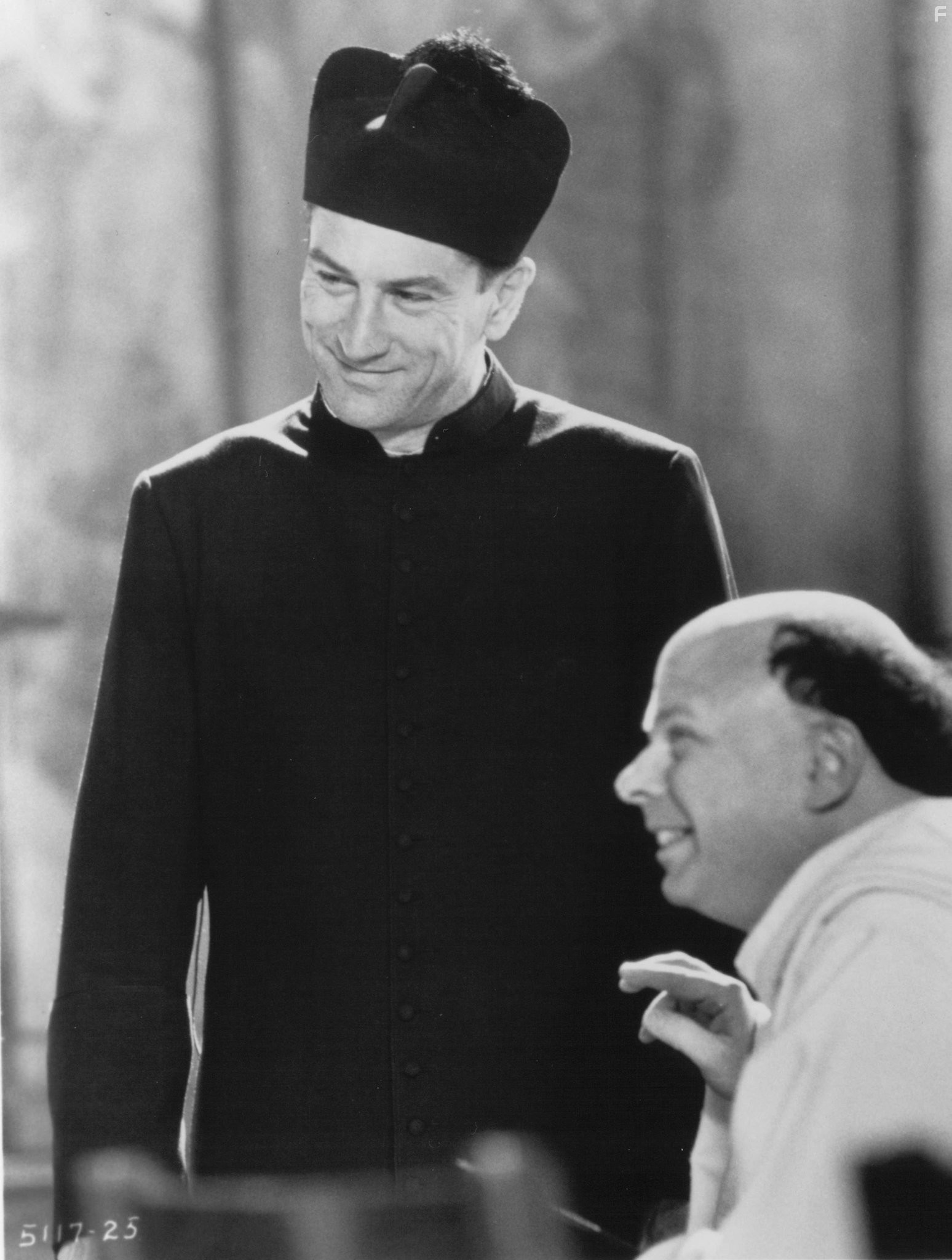 Robert De Niro and Wallace Shawn in Мы не ангелы (1989)